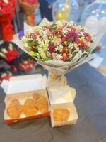 White/pink flower bouquet